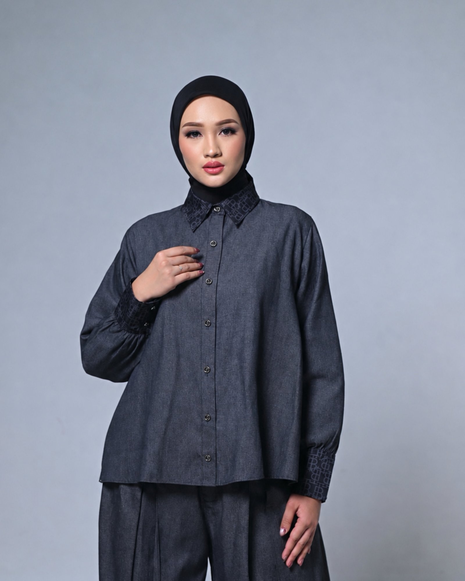 MONOLINE SERIES - BLOUSE (hover)